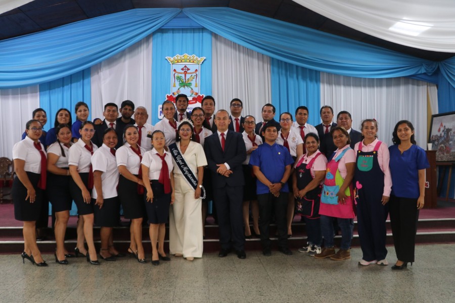 Ceremonia de Izamiento del Pabellón Nacional en el marco de la celebración de los 22 Aniversario Institucional de la Unidad de Gestión Educativa Local de Moyobamba.